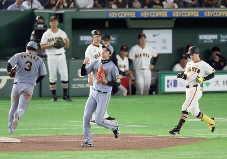 　７回、浦田（右）を一ゴロに仕留める才木