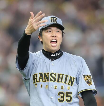７回、松本のボール判定で審判にアピールする才木（撮影・西岡正）
