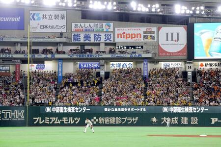 　１回、森下の先制ソロが入ったレフトテラス席（撮影・西岡正）
