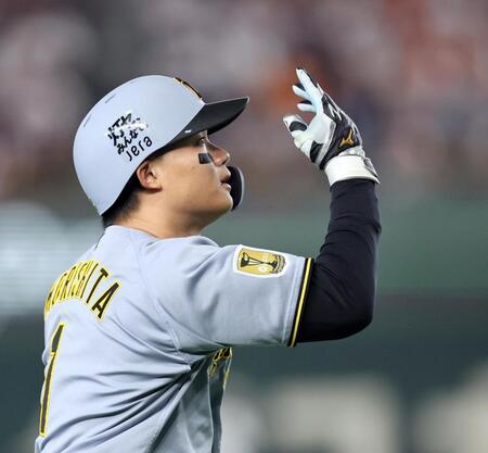 １回、先制ソロを放った森下は本塁へ走る（撮影・田中太一）