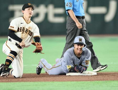 　４回、適時二塁打を放った大山は二塁への帰塁が間一髪セーフとなり笑顔を見せる（撮影・田中太一）