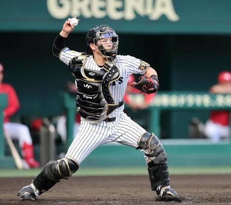 ３回、伏見は一塁走者の岸本が盗塁し二塁へ送球するも盗塁を許す（撮影・山口登）