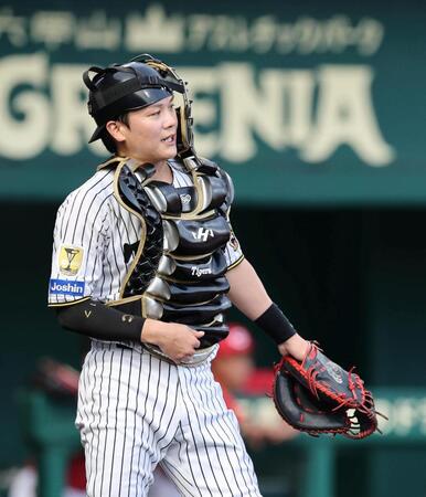 ３回、伏見は一塁走者の岸本が盗塁し二塁へ送球するも盗塁を許す（撮影・山口登）