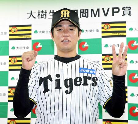 　３カ月連続で「大樹生命月間ＭＶＰ賞」を受賞した高橋（撮影・山口登）
