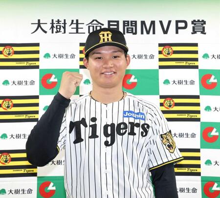 　「大樹生命月間ＭＶＰ賞」を受賞し、笑顔でポーズを決める森下