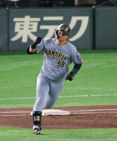２回、右中間に２ランを放ち喜ぶ前川（撮影・佐々木彰尚）