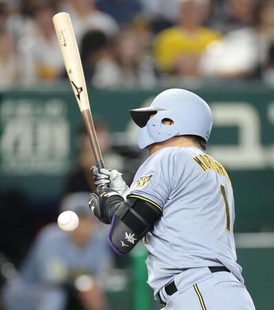 ３回、死球を受ける森下（撮影・西岡正）