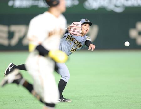 ５回、浦田の強烈な打球を捕球もはじかれるも、懸命に一塁へ送球する伊原（撮影・西岡正）