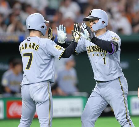 ６回、２ラン放ち、中野（左）とタッチを交わす森下（撮影・西岡正）