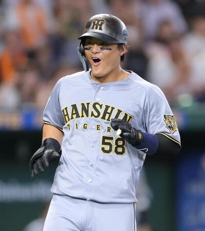 ２回、逆転２ランを放ち、ビックリ顔で生還する前川（撮影・西岡正）