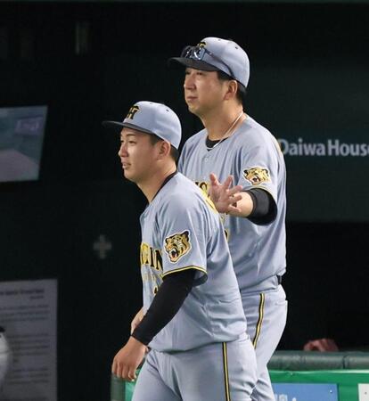 ３勝目を挙げた伊原をねぎらう藤川監督（撮影・佐々木彰尚）