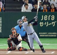 　１回、左越えに先制ソロを放つ森下（撮影・佐々木彰尚）