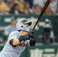 ２回、右越えに逆転２ランを放つ前川（撮影・西岡正）