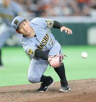 ５回、浦田の強烈な打球を捕球もはじかれる伊原（撮影・西岡正）
