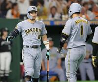 ６回、２ラン放った森下（右）を迎える佐藤輝（撮影・西岡正）
