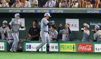 ６回、２ランを放ち熊谷らに出迎えられる森下（撮影・佐々木彰尚）