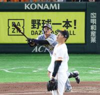 ２回、前川は右中間に２ランを放つ（撮影・佐々木彰尚）