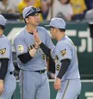 巨人に勝利し、伊原（右）とタッチを交わす藤川監督（撮影・西岡正）