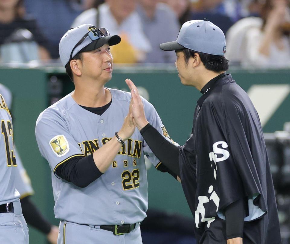 巨人に勝利し、才木（右）とタッチを交わす藤川監督（撮影・西岡正）