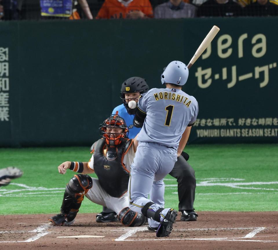 ３回、森下は死球を受ける（撮影・佐々木彰尚）