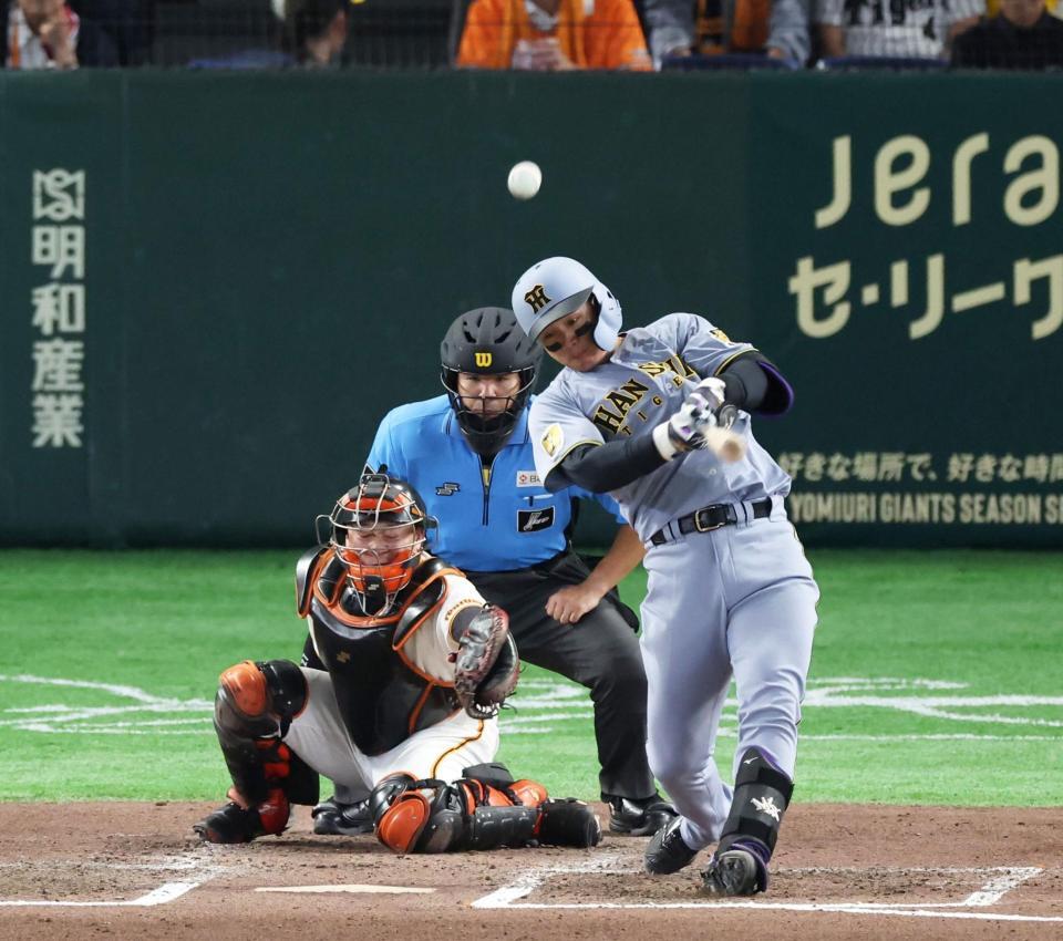 ６回、森下は左中間に２ランを放つ（撮影・佐々木彰尚）