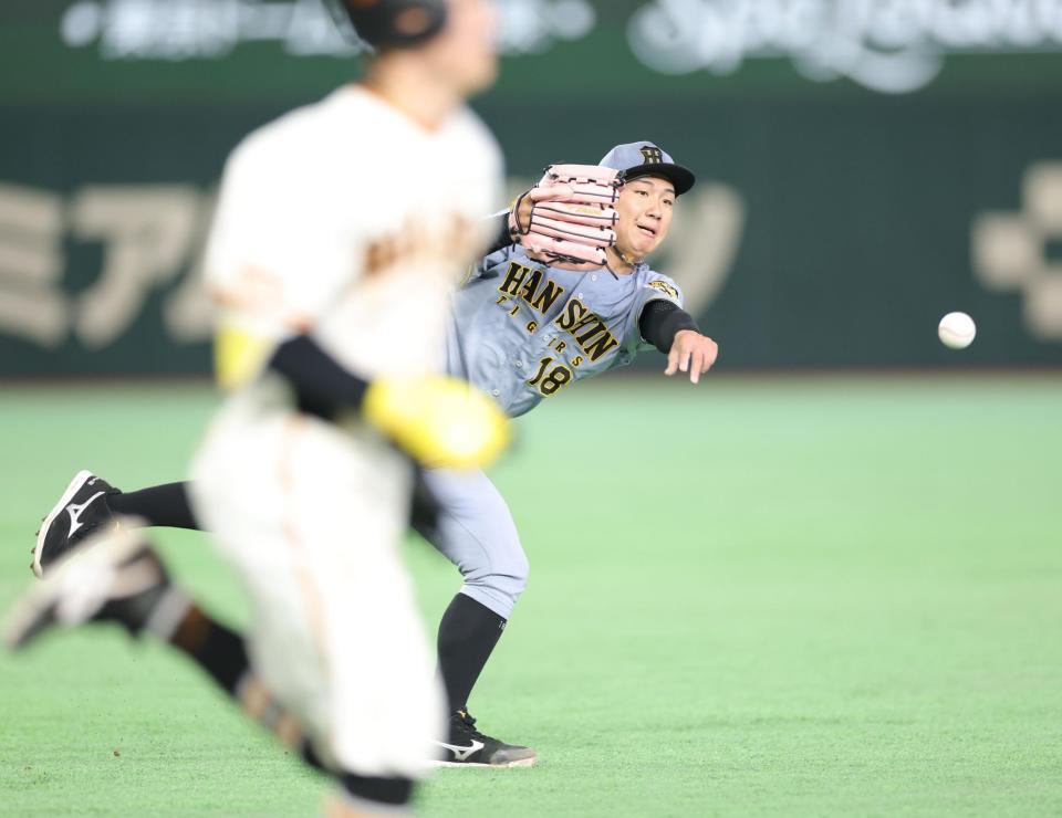 ５回、浦田の強烈な打球を捕球もはじかれるも、懸命に一塁へ送球する伊原（撮影・西岡正）