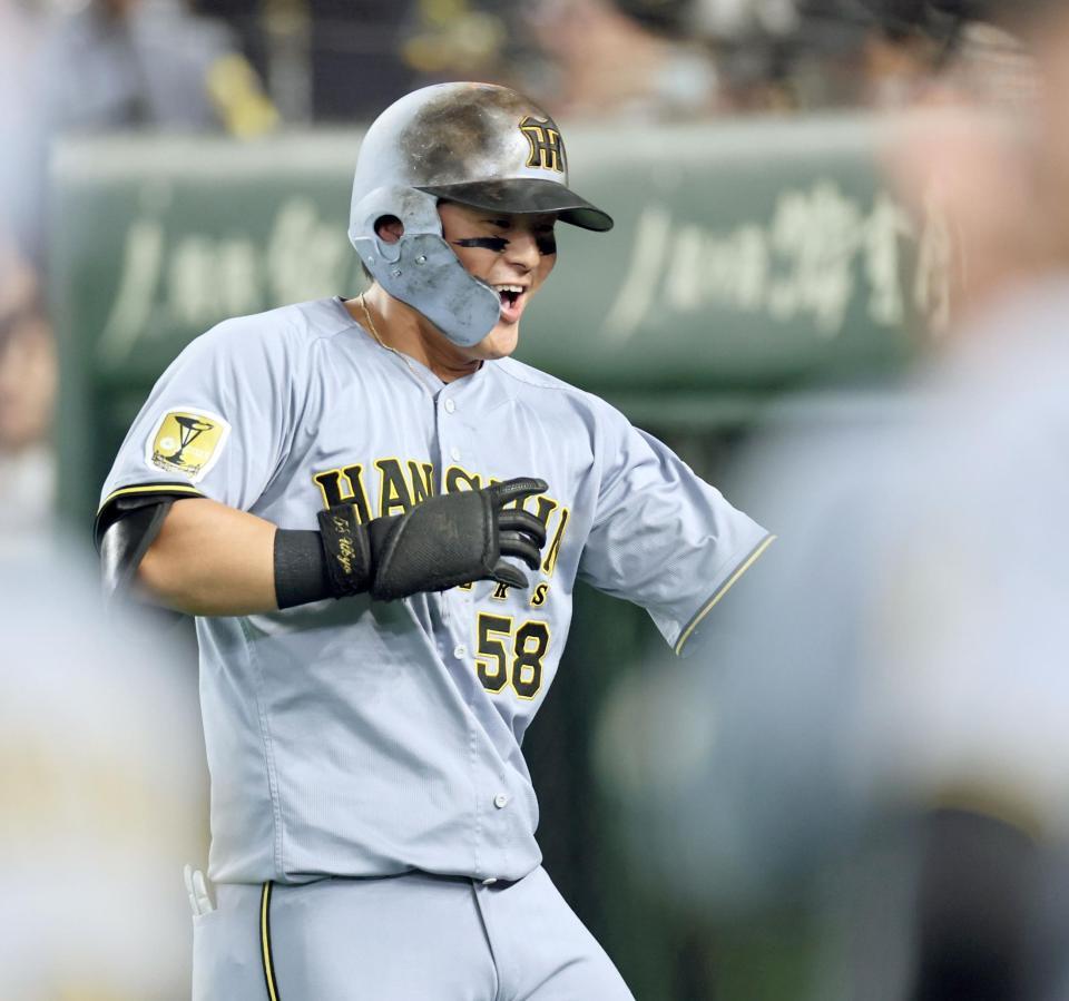 ２回、２ランを放った前川はベンチ前でナインに迎えられる（撮影・田中太一）