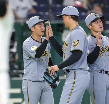 巨人に勝利し、森下（右）とタッチを交わす伊原（撮影・西岡正）