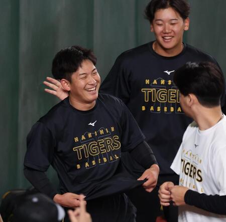 笑顔を見せる伊原（撮影・佐々木彰尚）