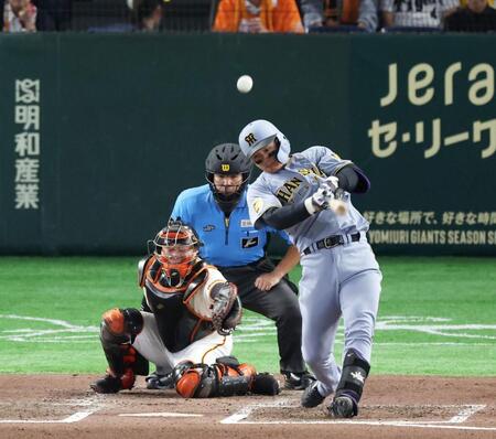 ６回、森下は左中間に２ランを放つ（撮影・佐々木彰尚）