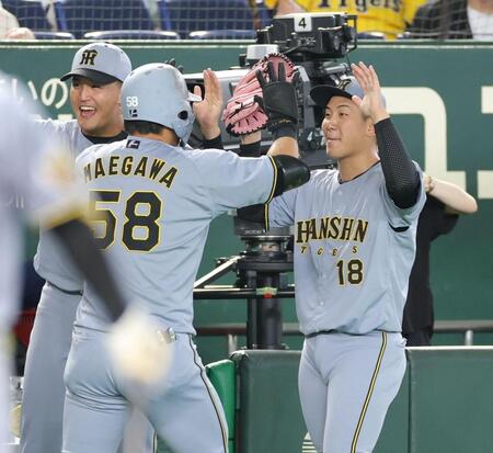 ２回、逆転２ランを放った前川（左）とタッチを交わす伊原（撮影・西岡正）