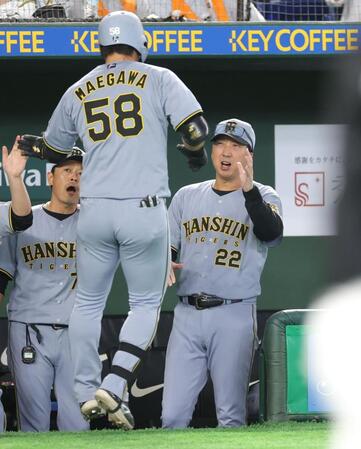 ２回、逆転２ランを放った前川（左）を迎える藤川監督（撮影・西岡正）
