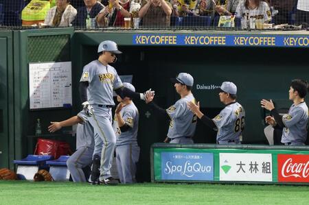 ６回、２ランを放った森下を出迎える藤川監督（撮影・佐々木彰尚）
