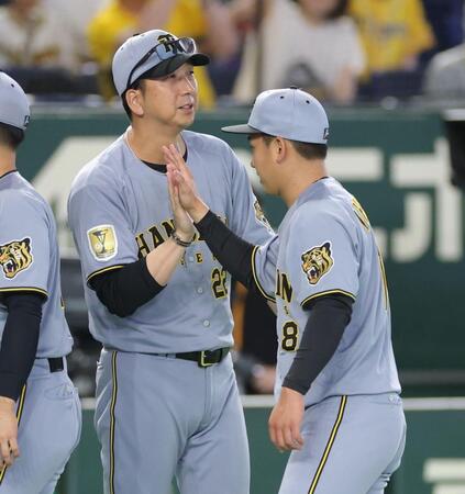 巨人に勝利し、伊原（右）とタッチを交わす藤川監督（撮影・西岡正）