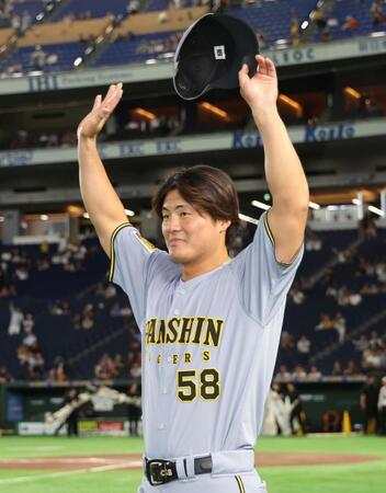 お立ち台でファンの声援に応える前川（撮影・田中太一）