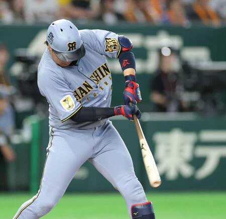 　５回、中前に２点適時打を放つ大山（撮影・西岡正）