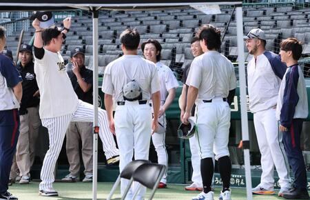 オールスター選出のキハダ（右）らのあいさつを受け、話をする藤川監督（撮影・田中太一）