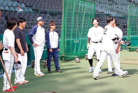 オールスターに選出されたヤクルトの選手たちからあいさつを受ける藤川監督（右）＝撮影・西田忠信