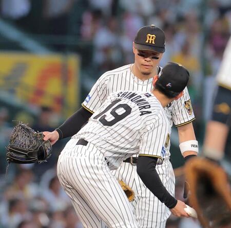 ５回、松下の打球を悪送球し、下村（手前）のもとへ行く佐藤輝（撮影・西田忠信）