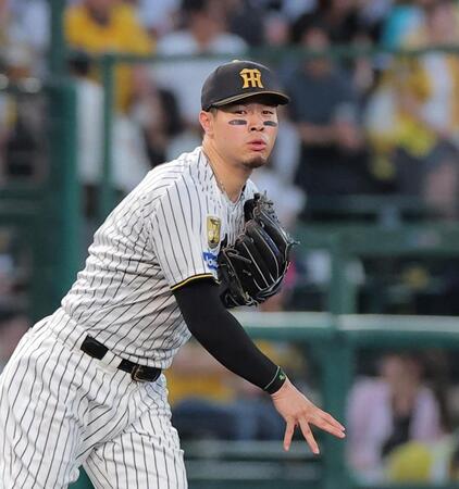 ５回、松下の打球を一塁へ悪送球する佐藤輝（撮影・西田忠信）