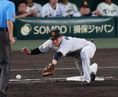 ５回、佐藤輝の送球がそれ、大山は懸命にグラブを出すも捕球できず（撮影・山口登）