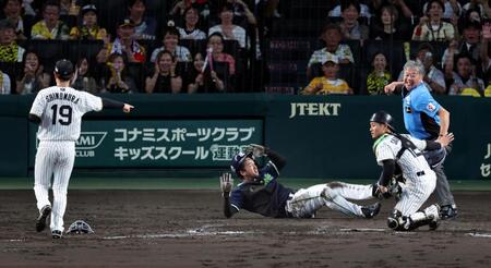 ５回、三走の松下は山野辺の内野ゴロで本塁を狙うもタッチアウト。しかし、リプレイ検証でセーフになる（撮影・山口登）