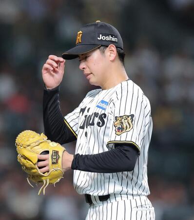 ６回に勝ち越しを許し、厳しい表情でベンチに戻る下村（撮影・西田忠信）