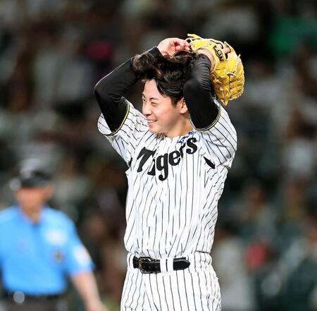 ６回、赤羽に一発を許し、頭を抱える下村（撮影・田中太一）