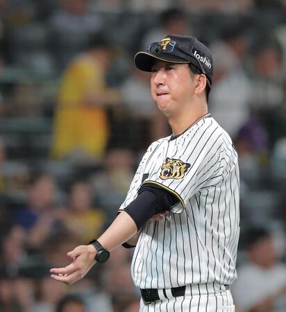 ６回の攻撃を終え、選手交代を告げた藤川監督（撮影・西田忠信）