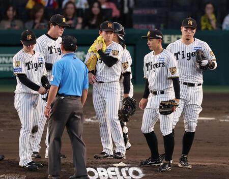 ５回、マウンドで汗をタオルで拭く下村（撮影・山口登）