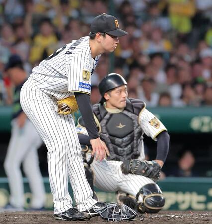 ５回、松下の生還を許した下村と坂本（右）のバッテリー（撮影・西田忠信）