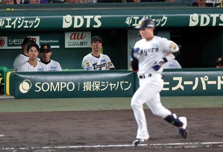 ８回、木浪が空振り三振に倒れ、ベンチで厳しい表情を見せる藤川監督（中央）＝撮影・山口登