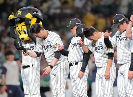 ヤクルトに敗れスタンドに一礼する藤川監督（左）ら（撮影・西田忠信）