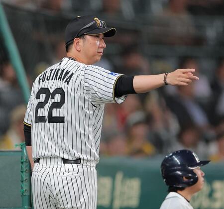 ９回、植田を代走に送る藤川監督（撮影・西田忠信）
